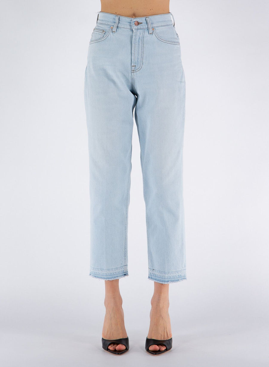 Chic High-Waist Jeans for Sophisticated Elegance